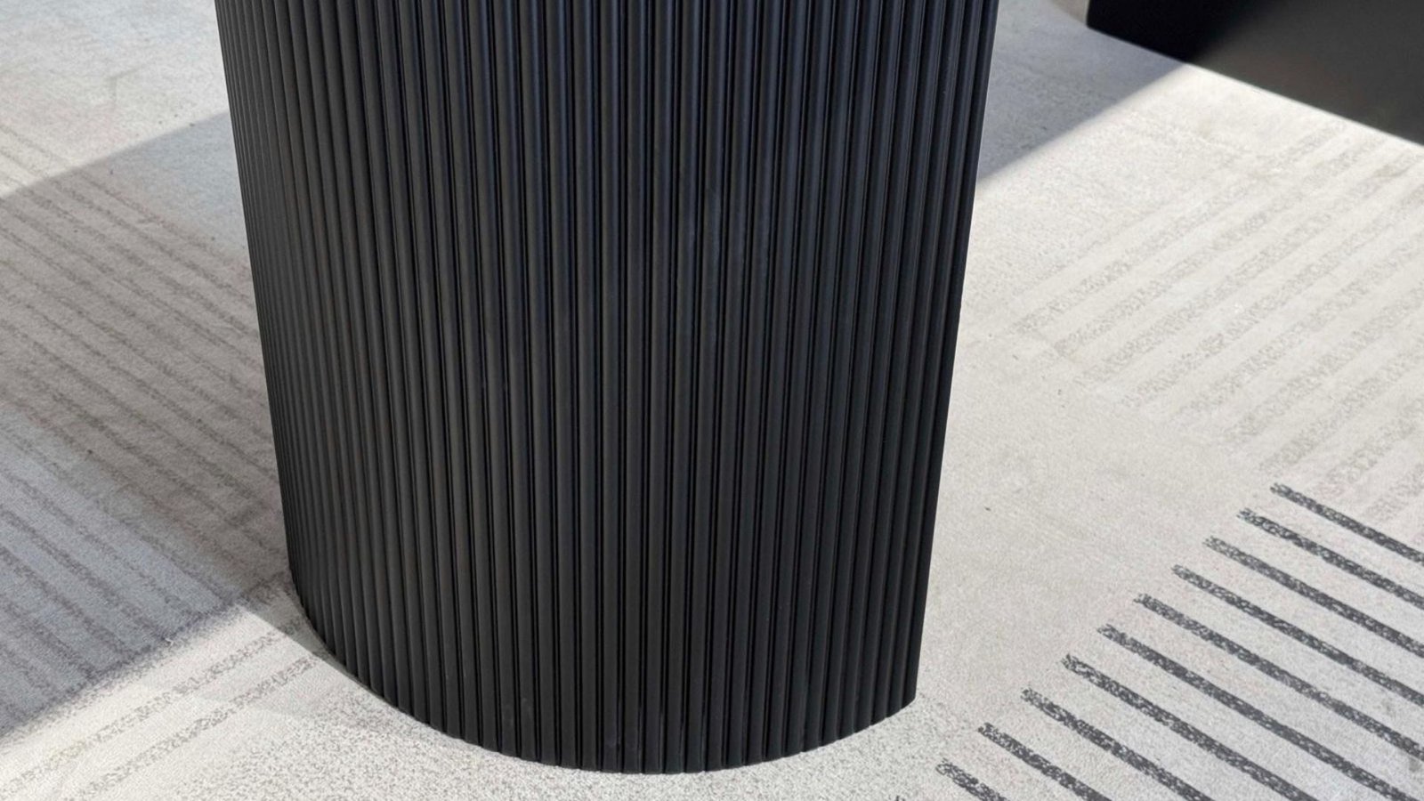 detail pied strie noir table moderne colosseo