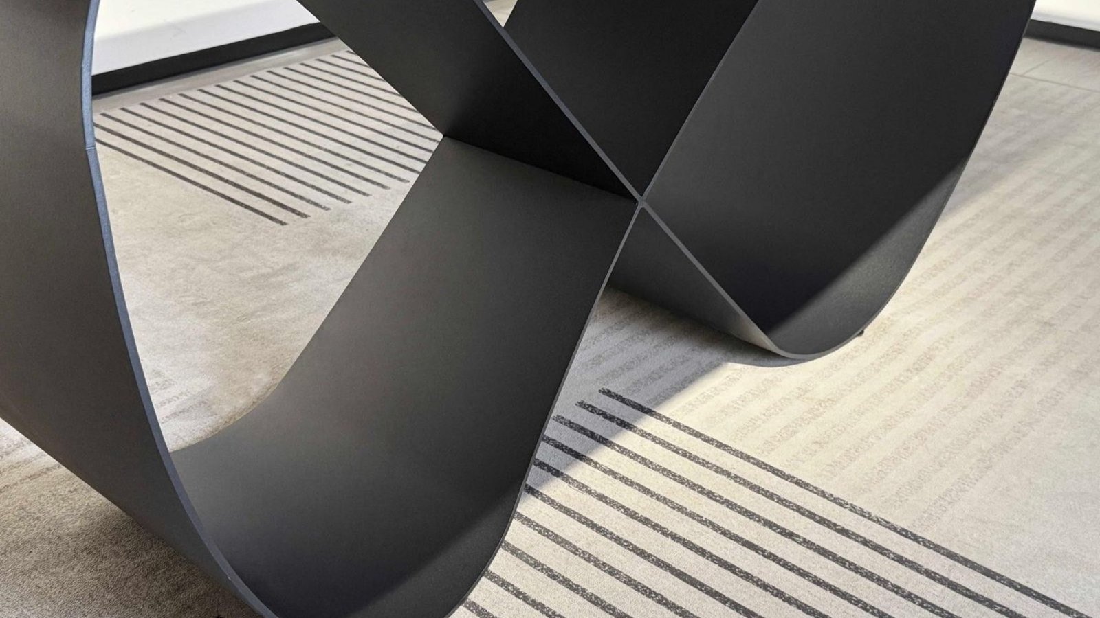 pied central sculptural table vincolato design