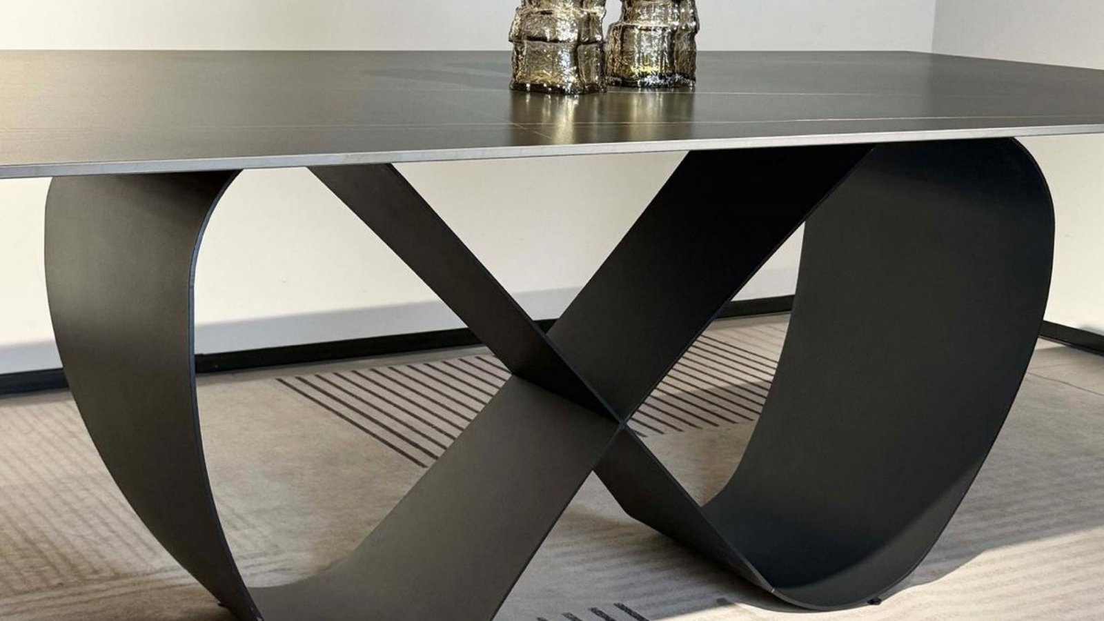 table a manger design iconique surface inrayable resistante