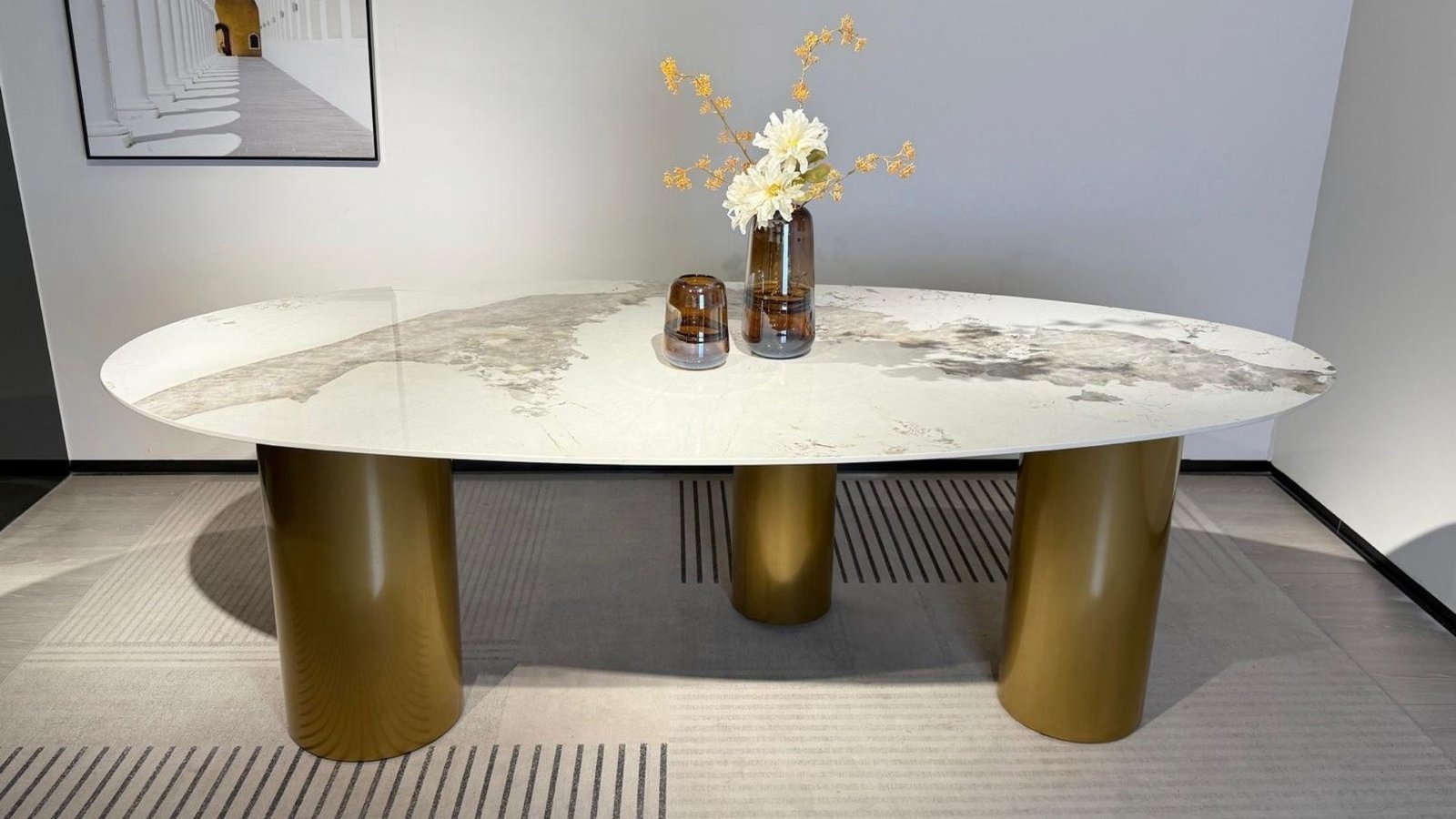 table ovale or et blanc design moderne
