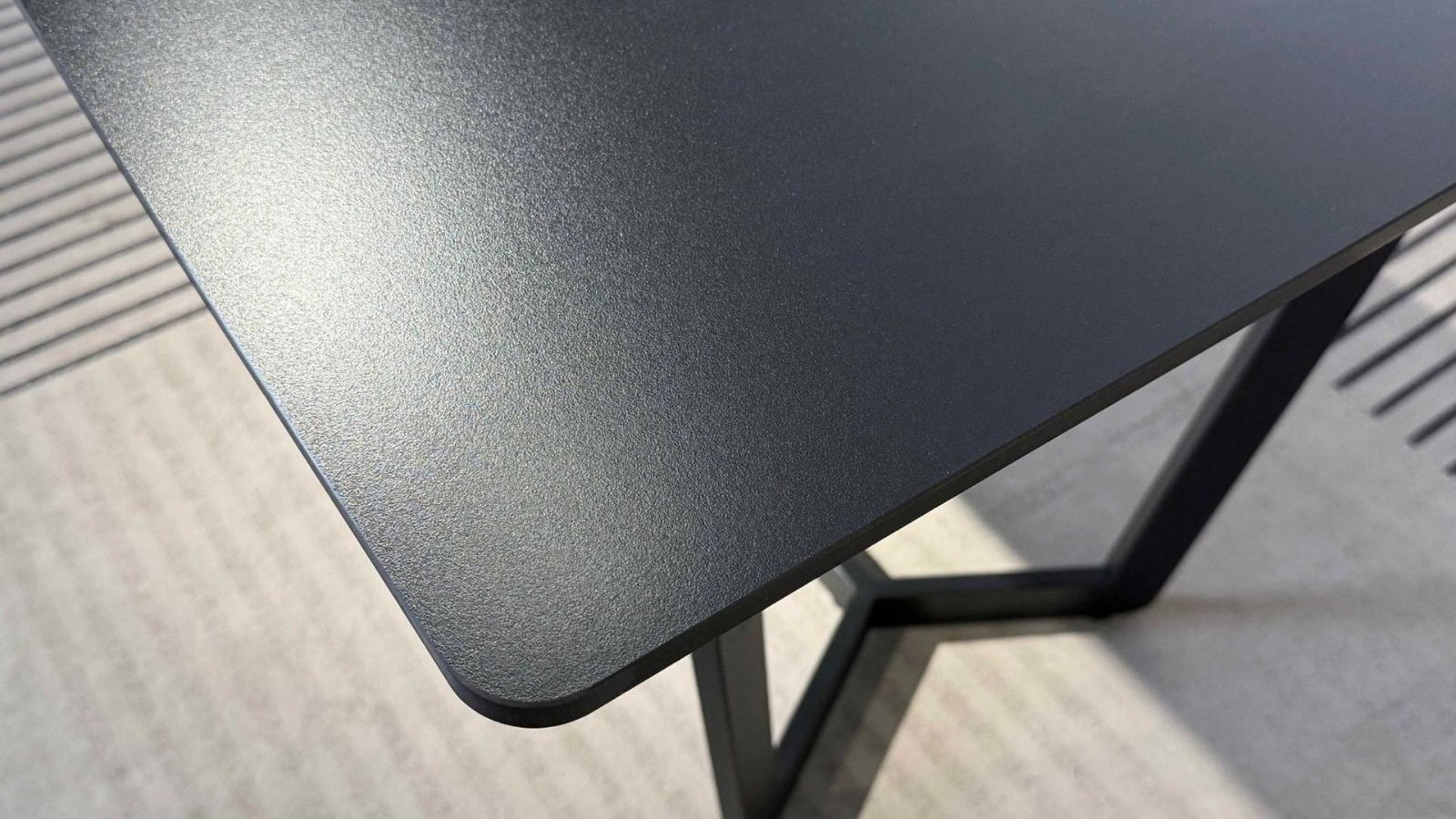 table quadro noir structure design geometrique