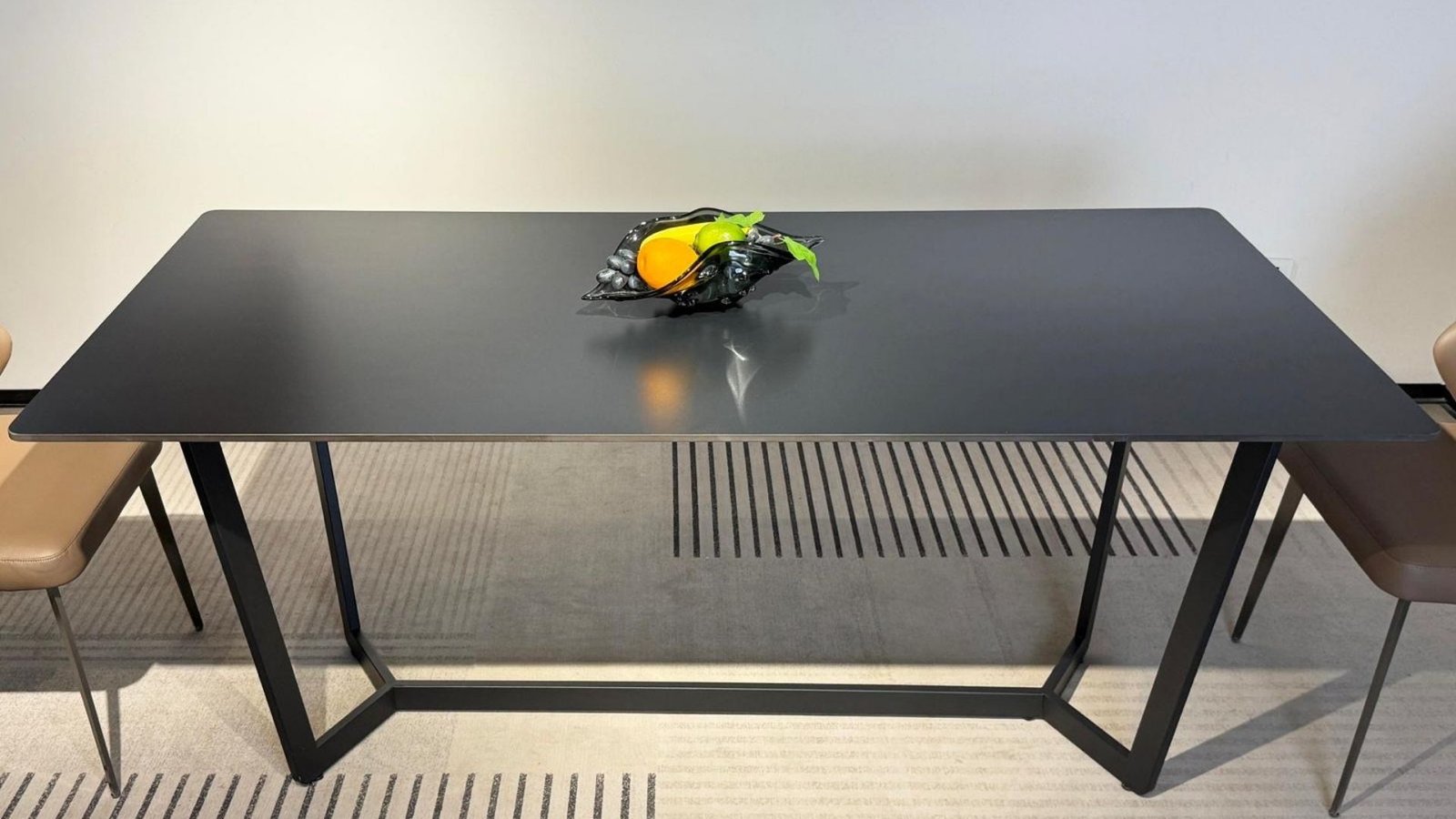 table rectangulaire noire 180x90 design contemporain