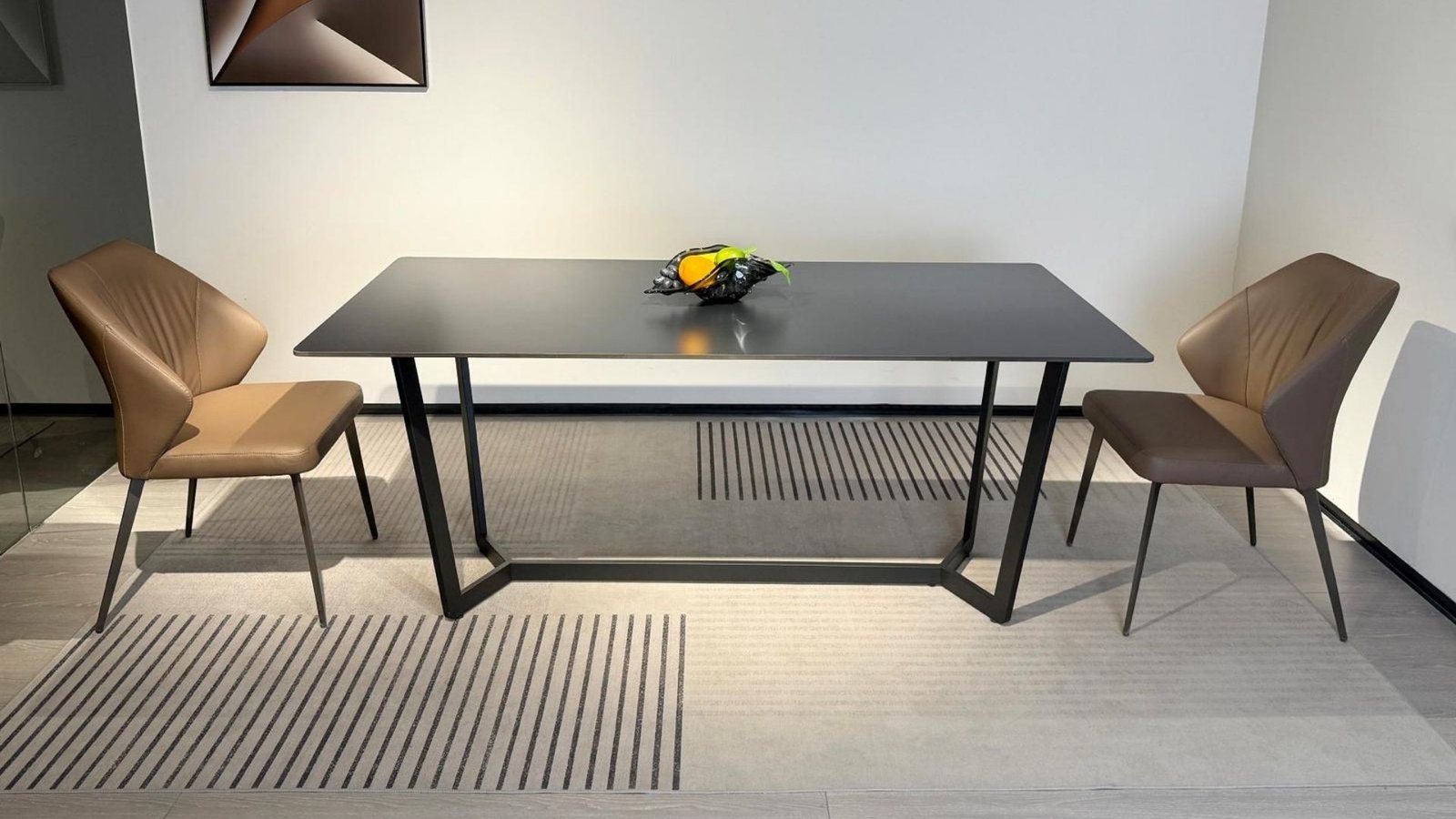 table rectangulaire noire contemporaine