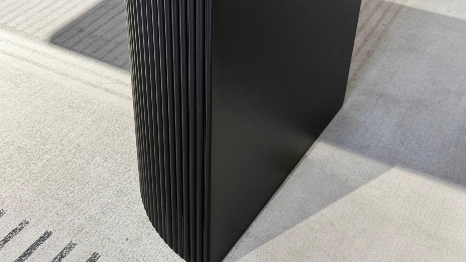 table a manger rectangulaire pieds stries en bois noir