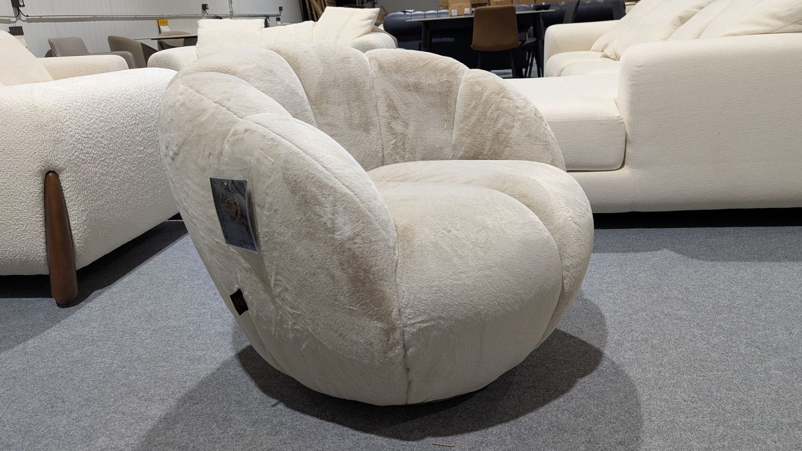 fauteuil design en tissu doux beige