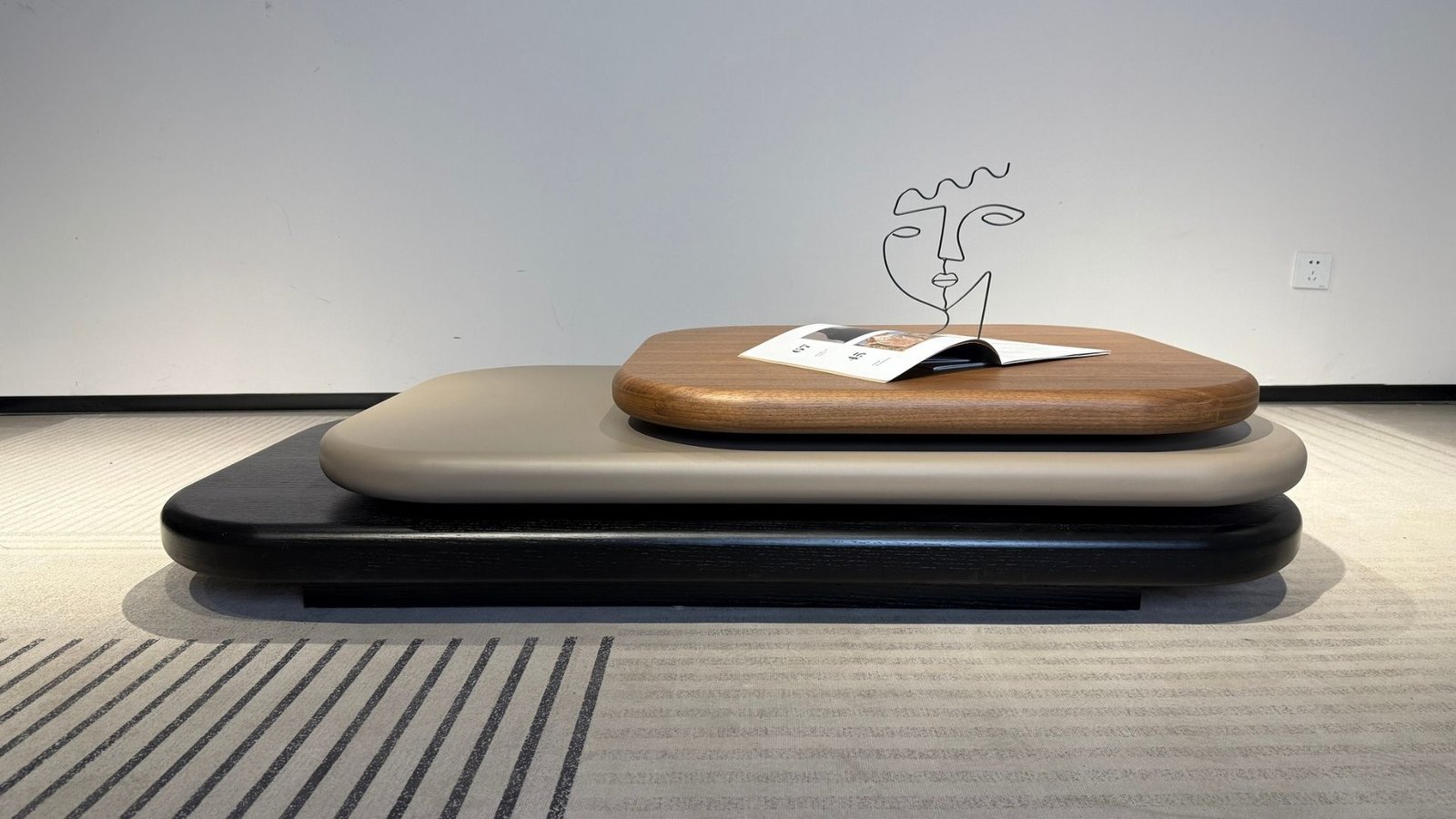 table basse contemporaine avant gardiste