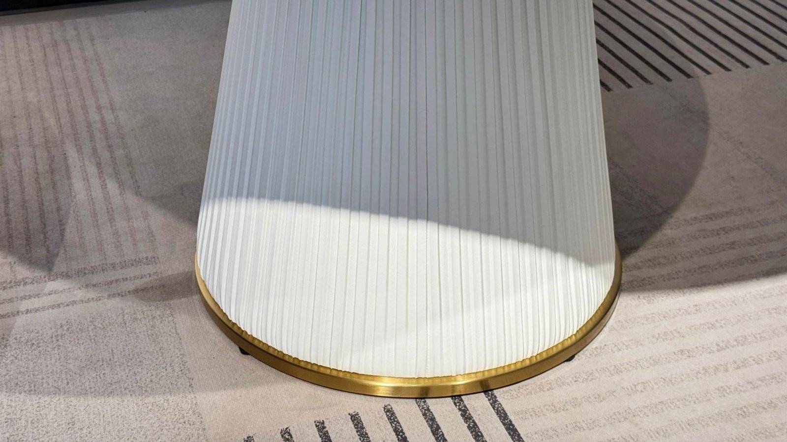 table pied texture blanc avec cerclage dore